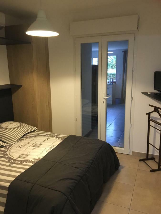 Au Domaine De Lea Apartment อิแยร์ ภายนอก รูปภาพ
