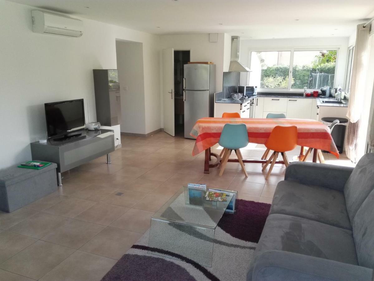 Au Domaine De Lea Apartment อิแยร์ ภายนอก รูปภาพ